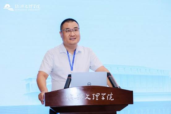 男人的照片上写着字AI 生成的内容可能不正确。